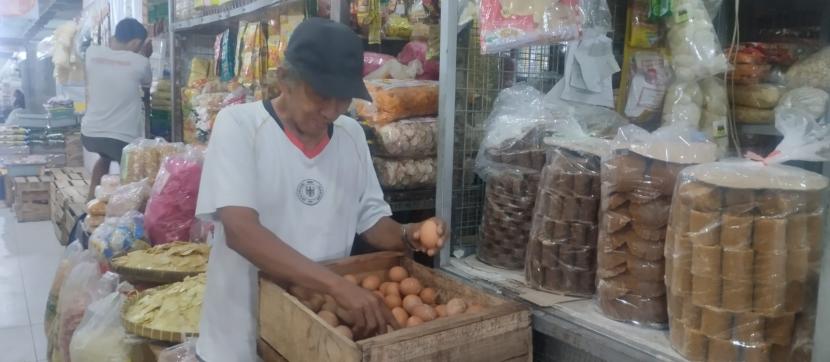 Salah seorang pedagang di Pasar Legi Solo menyebut harga telur naik per pekan lalu, Senin (15/5/2023).