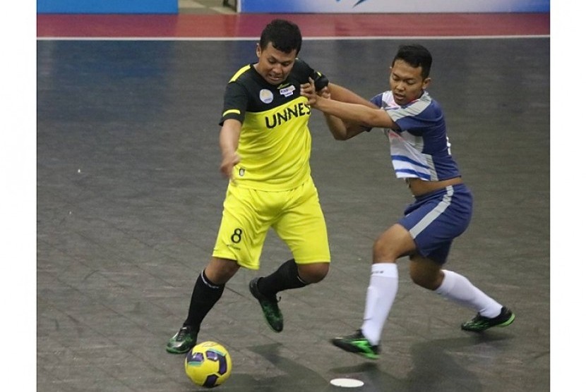 Salah seorang pemain futsal tim Universitas Negeri Semarang (Unnes) berusaha melewati penjagaan dari pemain UPGRIS pada pertandingan LIMA Futsal Kaskus CJYC 2017, Yogyakarta, Kamis (24/8).