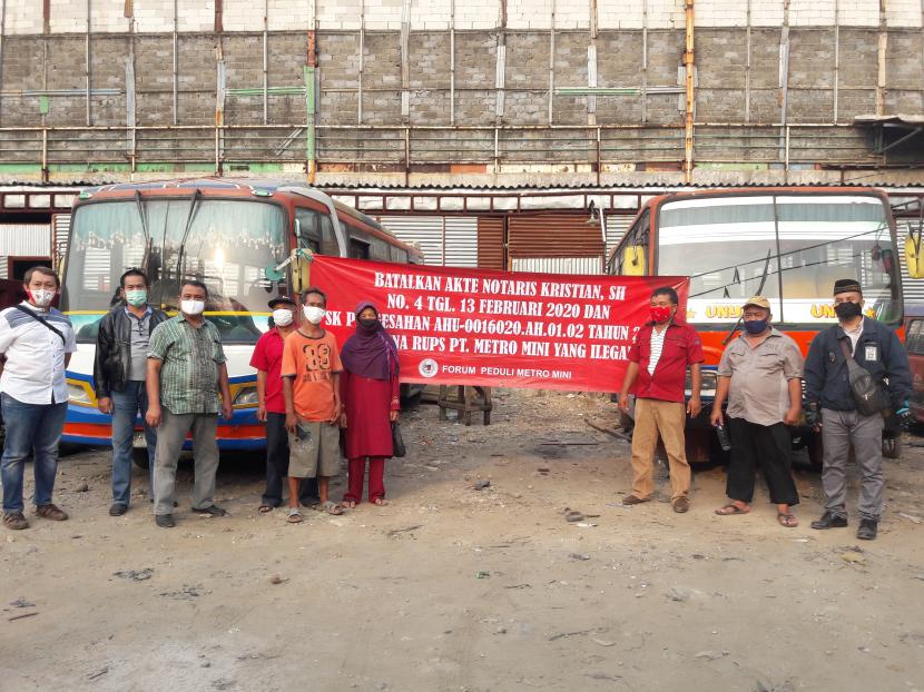 Salah seorang pemilik saham PT Metro Mini, Yutek Sihombing menyebut, manajemen perusahaan kini membuat pekerja bus Metro Mini terlantar.