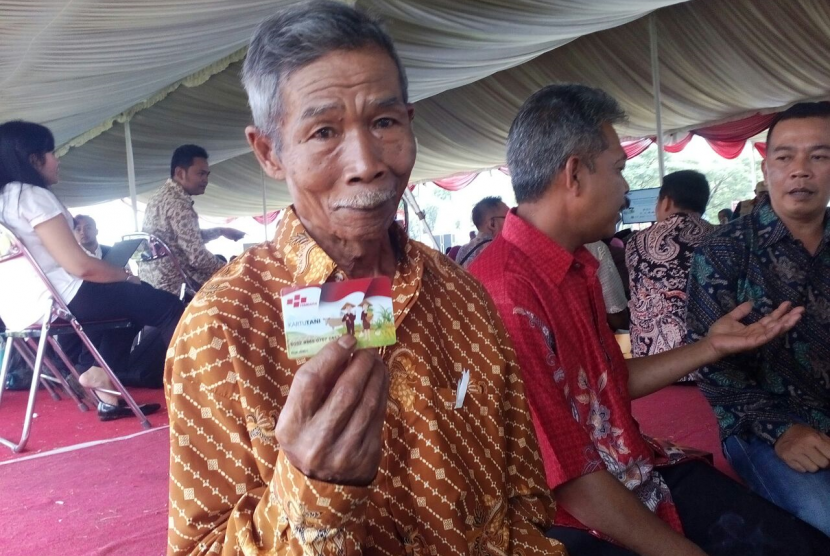 Salah seorang petani asal Kecamatan Panumbangan, Kabupaten Ciamis, Sukendi memperoleh kartu tani, Senin (9/10).