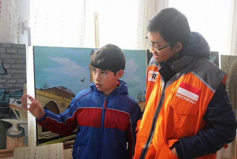 Relawan Rumah zakat bersama Utsman anak asal Idlib, Suriah.