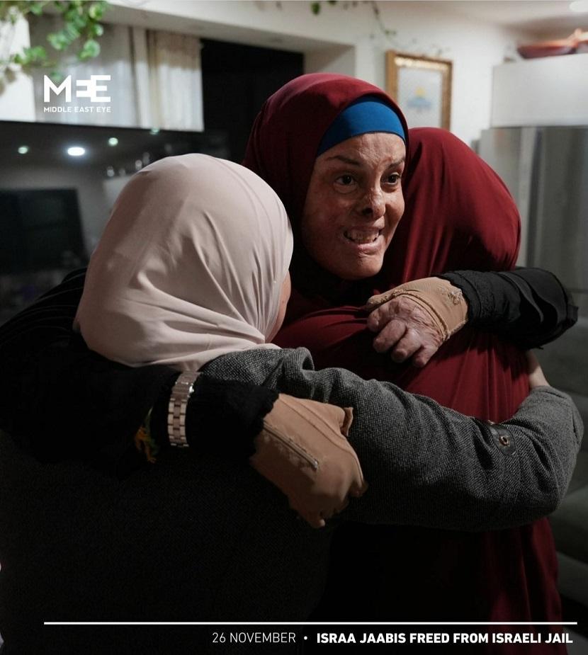 Salah seorang tahanan perempuan Palestina yang baru dibebaskan dari penjara Israel,  Israa Jaabis, memeluk kleuarganya.
