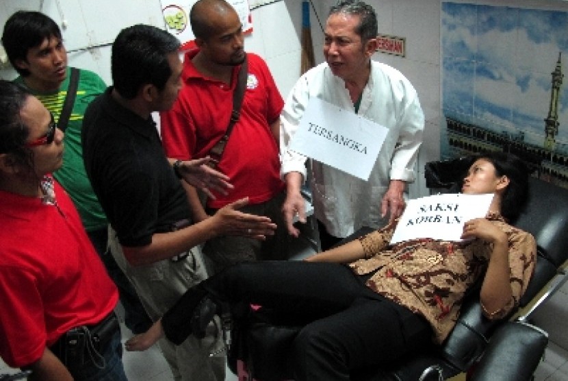 Salah seorang tersangka praktik aborsi, dr H Edward Armando (kanan), berbicara kepada penyidik Reskrim Polrestabes Surabaya.