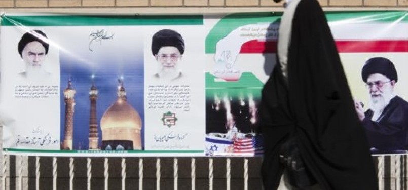 Salah Seorang Warga Iran berjalan menuju tempat pemungutan suara