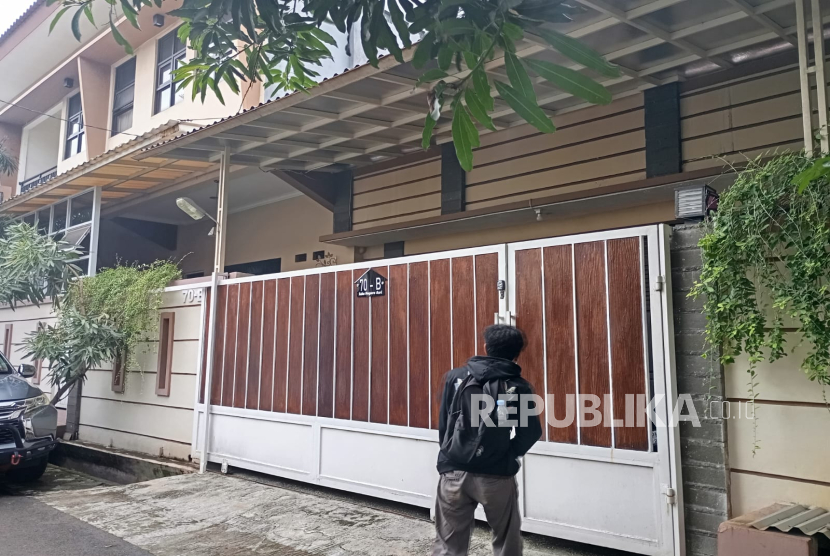 Salah seorang wartawan tengah mendatangi rumah korban penculikan di Jalan Sukanagara, Antapani, Kota Bandung, Senin (9/12/2024). Seorang wanita diduga diculik oleh komplotan bersenjata, Ahad (8/12/2024). 