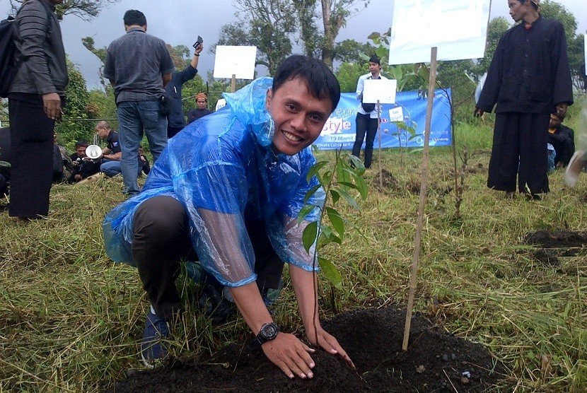 Salah seorang wisatawan melakukan wisata sekaligus menanam pohon di Dusun Kamojang, Desa Laksana, Kabupaten Bandung,Jawa Barat