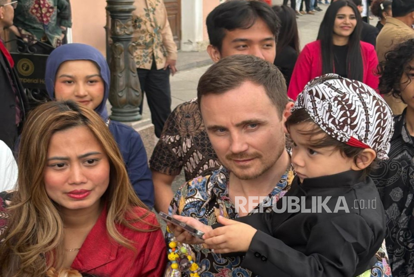 Salah seorang WNI asal Solo, Jawa Tengah, Ambar Rukmi bersama suami dan kedua anaknya di depan Taleon Imperial Hotel, St Petersburg, Rusia, Rabu (18/6/2025).   
