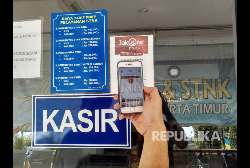 Salah warga memindai QR Code saat membayar Pajak Kendaraan Bermotor (PKB) melalui aplikasi JakOne Mobile di Jakarta. Bank DKI menyediakan aplikasi layanan keuangan JakOne Mobile sebagai solusi praktis untuk pembayaran PKB kapanpun dan dimanapun. 