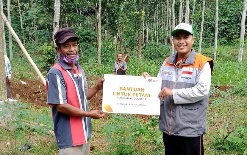 Salah seorang petani di Dusun Warak, Kelurahan Dukuh, Kecamatan Sidomukti, Kota Salatigamenerima secara simbolis bantuan dukungan ketahanan pangan melalui budidaya ubi madu, dari Rumah Zakat, Rabu (17/6). Bantuan ini digulirkan Rumah Zakat untuk mendorong ketahanan pangan petani berpenghasilan rendah dalam menghadapi situasi pandemi