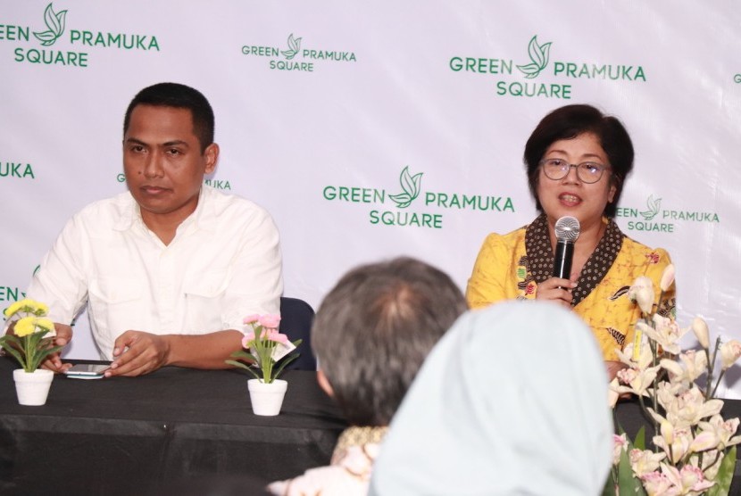 Saleh Ramli, Ketua Pelaksana Ansor Fair 2018 (kiri) dan Liza Monalisa selaku GM Green Pramuka Square (kanan) sedang memberikan pemaparan mengenai Ansor Fair 2018 di Green Pramuka Square, Jakarta, Selasa (24/4)