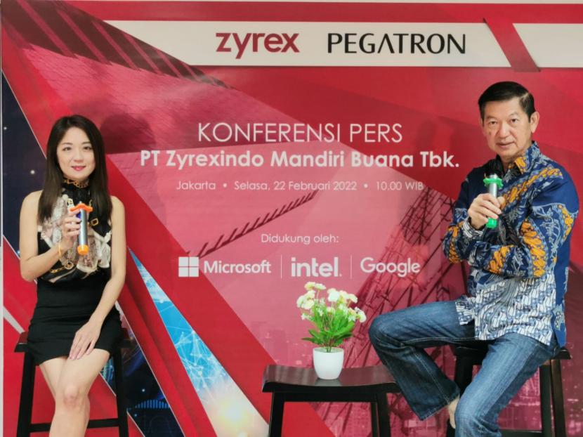 Sales Director Pegatron Group, Peggy Wang (Kiri) dan Direktur Utama Zyrex Timothy Siddik (Kanan).  Zyrex kembali menggandeng Pegatron guna mendukung lini produksi dengan total quality management menjadi fokusnya.