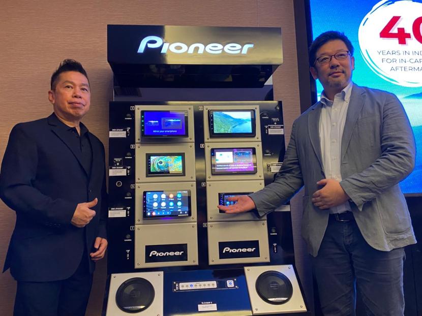 Sales Director PT Berkat Audio Perkasa Jaya Ng Hock Tjiang (kiri) dan Managing Director Pioneer Electronics Asiacentre PTE LTD Arimasa Kinoshita berfoto bersama di antara head unit Pioneer yang diluncurkan di Jakarta.