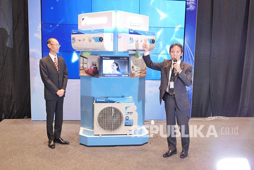 Sales Director PT Daikin Airconditioning Indonesia (DAI)  Yosuke Matsumoto didampingi PRESDIR DAI Isao Tsumura menerangkan fitur-fitur AC multisplit Daikin Multi-S di Jakarta, Kamis (1/9). 