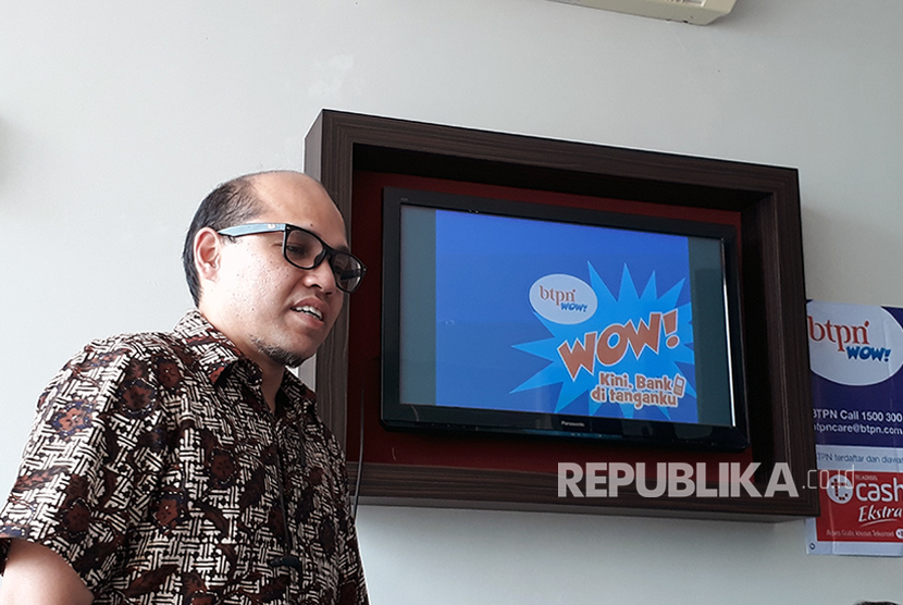 Sales Management Head  BTPN Wow! Mohammad Reza Rizal  memberikan penjelasan produk BTPN Wow! pada acara media briefing bersama wartawan di Palembang, Kamis (10/8).