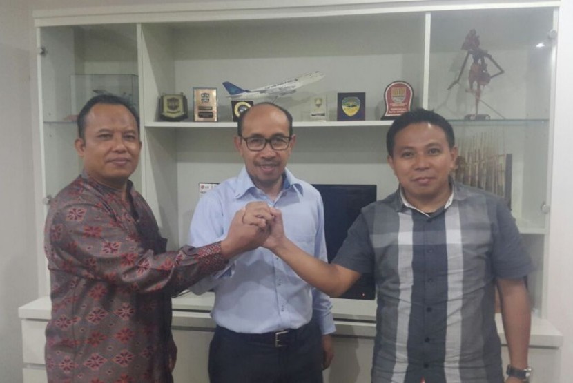 Sales Manager Garuda Indonesia area Bandung  Yudianto (tengah) diapit CEO Madinah Iman Wisata Nuryadin Yakub (kanan) dan Direktur Madinah Iman Wisata Sahlantoro seusai mendantangani kerja sama “special deal” antara Madinah Iman Wisata dan Garuda Indonesia.