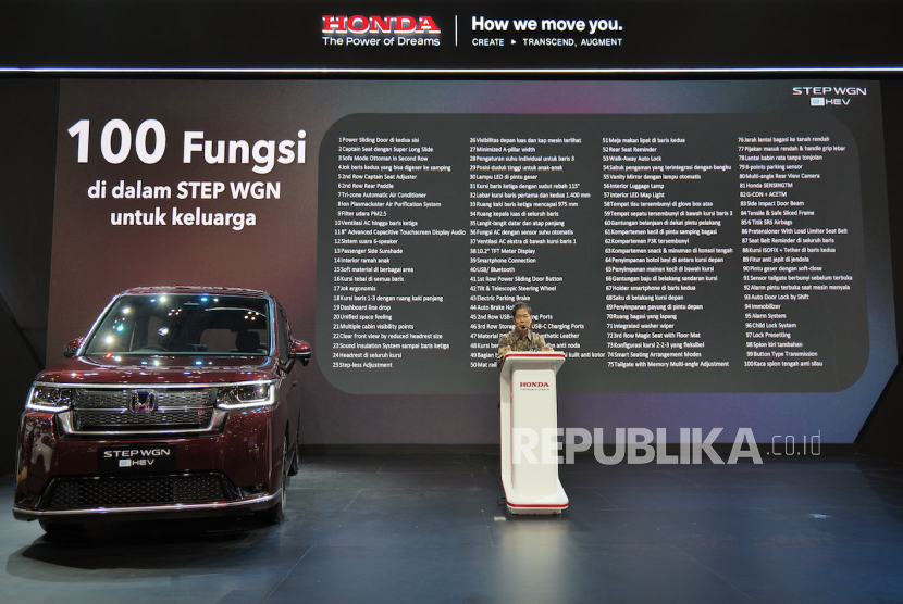 Sales & Marketing and After Sales Director HPM Yusak Billy memaparkan  100 fitur Honda STEP WGN e:HEV di arena GIIAS 2025 ICE BSD Tangerang, Kamis (24/7/2025).