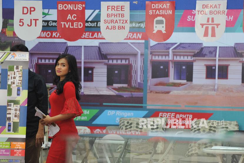 Sales menawarkan produk properti dalam ajang Indonesia Property Expo (IPEX) 2018 yang digelar di Jakarta Convention Center (JCC), Sabtu (3/2). Pameran yang digelar oleh PT. Bank Tabungan Negara (Persero) Tbk tersebut berlangsung mulai 3-11 Februari 2018 dan gratis untuk umum.