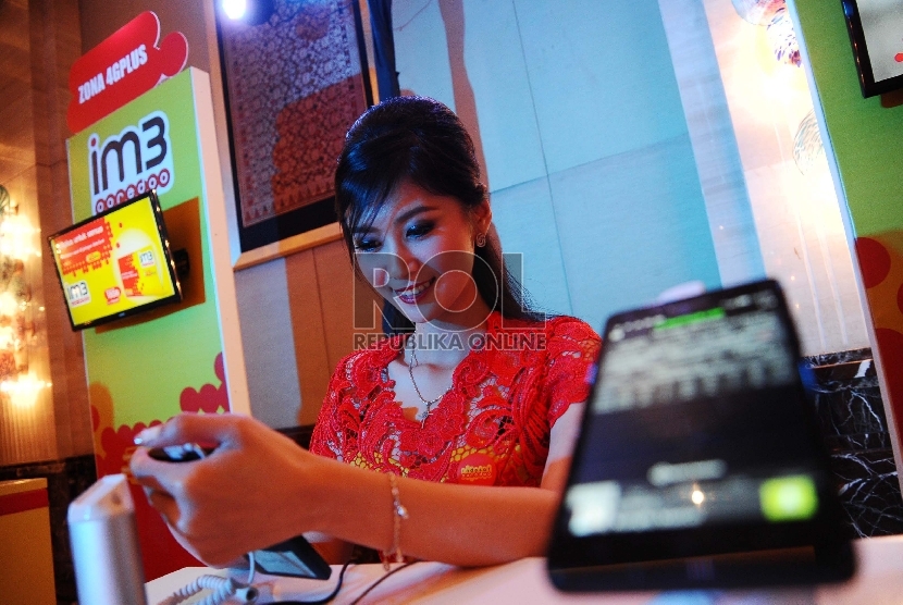 Sales Promotion Girl (SPG) melakukan registras layanan internet 4G LTE saat peluncuraannya di Jakarta, Senin (30/11). 