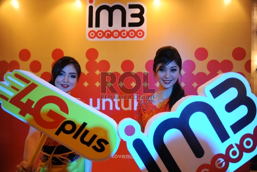 Sales Promotion Girl (SPG) menunjukkan signed layanan internet 4G LTE saat peluncuraanya di Jakarta, Senin (30/11).