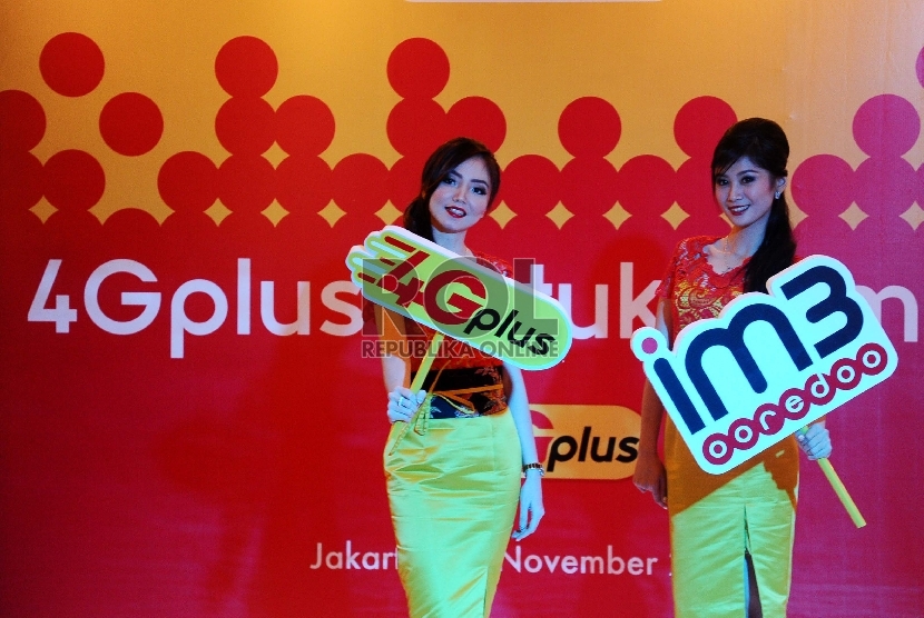  Sales Promotion Girl (SPG) menunjukkan signed layanan internet 4G LTE saat peluncuraanya di Jakarta, Senin (30/11). 