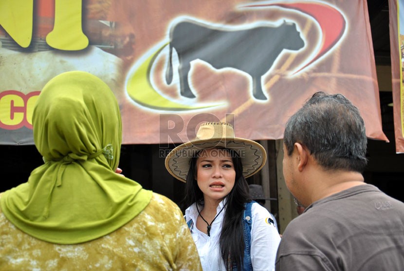  Sales Promotion Girl (SPG) sedang melayani calon pembeli di depan mall hewan qurban milik H. Doni, di Jalan Akses UI, Depok, Selasa (9/10). (Rakhmawaty La'lang)
