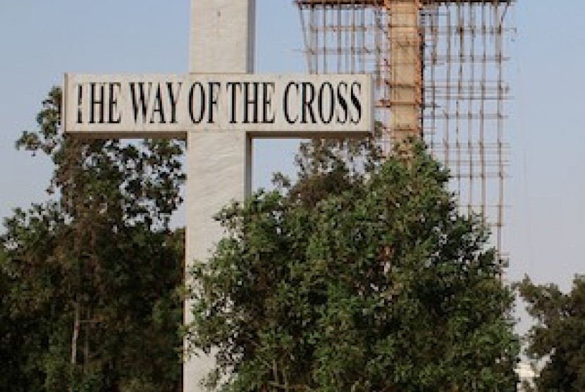 Salib raksasa yang dibangun Parvez Henry Gill di Karachi.