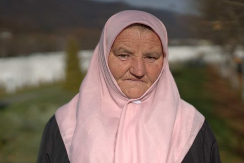 Saliha Osmanovic menguburkan anak bungsunya, Edin, yang jadi korban pada Juli 1995.
