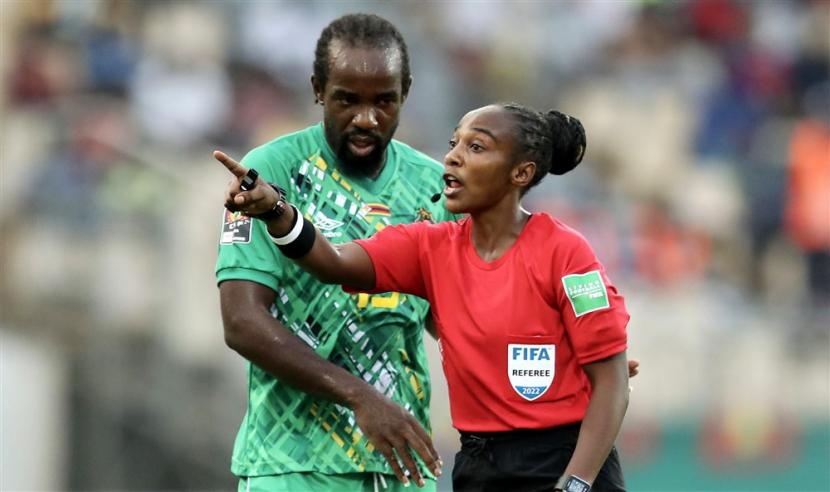 Salima Mukansanga (kanan( saat memimpin pertandingan Piala Afrika 2021. Salima akan bertugas di Piala Dunia Qatar 2022.