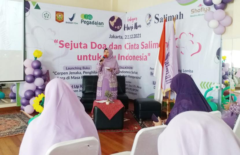 Salimah) meluncurkan buku berjudul Senyum Simpul di Masa Pandemi di Jakarta, Rabu (22/12).