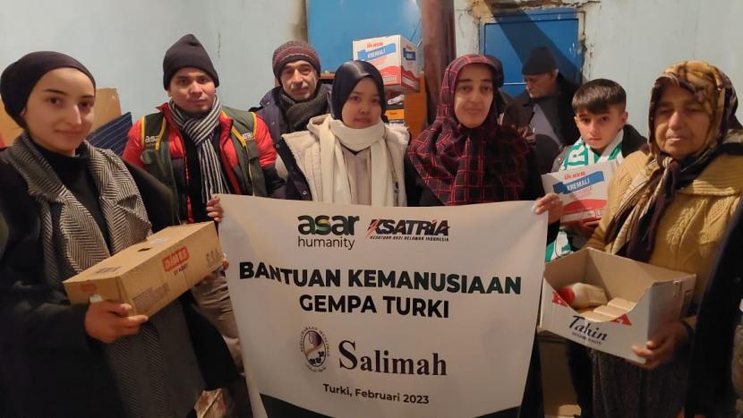 SALIMAH menyalurkan bantuan berupa sembako dan jaket untuk penyintas gempa di Turkiye dan Suriah.