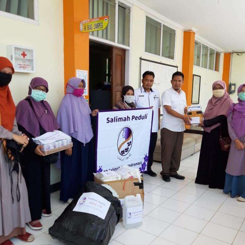 Salimah Salurkan Bantuan ke tiga RS di Indramayu 