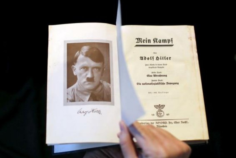 Salinan buku Mein Kampf karangan Adolf Hitler.