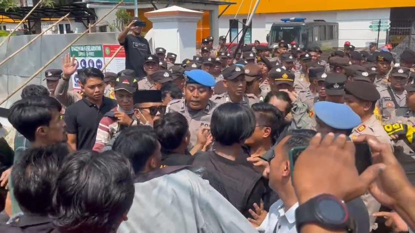 Saling dorong sempat mewarnai aksi unjuk rasa kasus TPPU Panji Gumilang, yang dilakukan massa dari FIM, di depan Kejaksaan Negeri (Kejari) Indramayu, Kamis (1/8/2024).