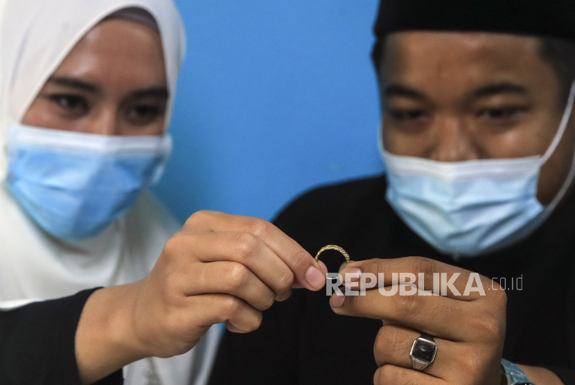 Saling pengertian merupakan kunci mesranya hubungan antara suami dan istri menurut Islam. 