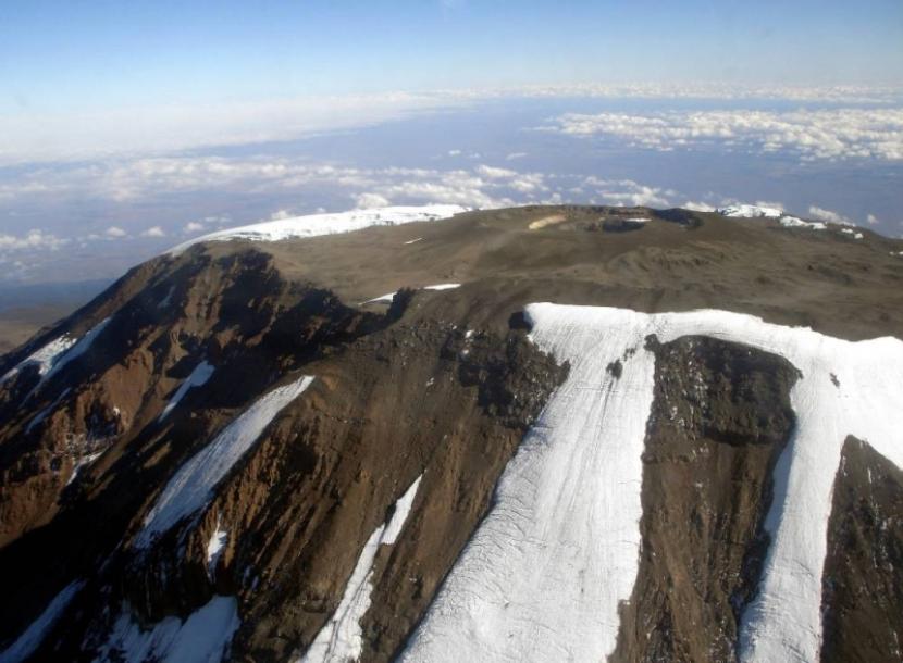 Salju atau gletser di puncak Gunung Kilimanjaro di Tanzania. Gletser di banyak situs Warisan Dunia Unesco termasuk Yellowstone (Taman Nasional di Amerika) dan Taman Nasional Kilimanjaro, Tanzania diprediksi akan hilang pada 2050. Gletser di Yellowstone Hingga Kilimanjaro Diprediksi Hilang pada 2050