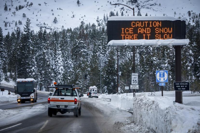 Salju dalam jumlah besar terlihat setelah serangkaian badai melanda masyarakat di sekitar South Lake Tahoe, California pada Rabu, 4 Januari 2023.