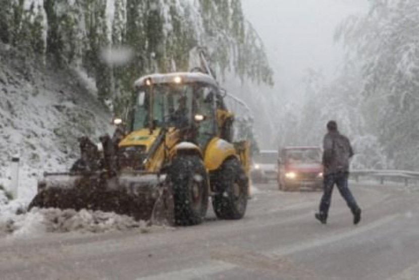 Salju menutupi jalan raya dekat Sarajevo, Bosnia, Senin (14/5).