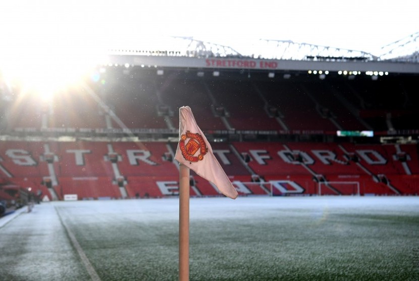 Salju menutupi lapangan di kandang Manchester United, Old Trafford beberapa waktu lalu.