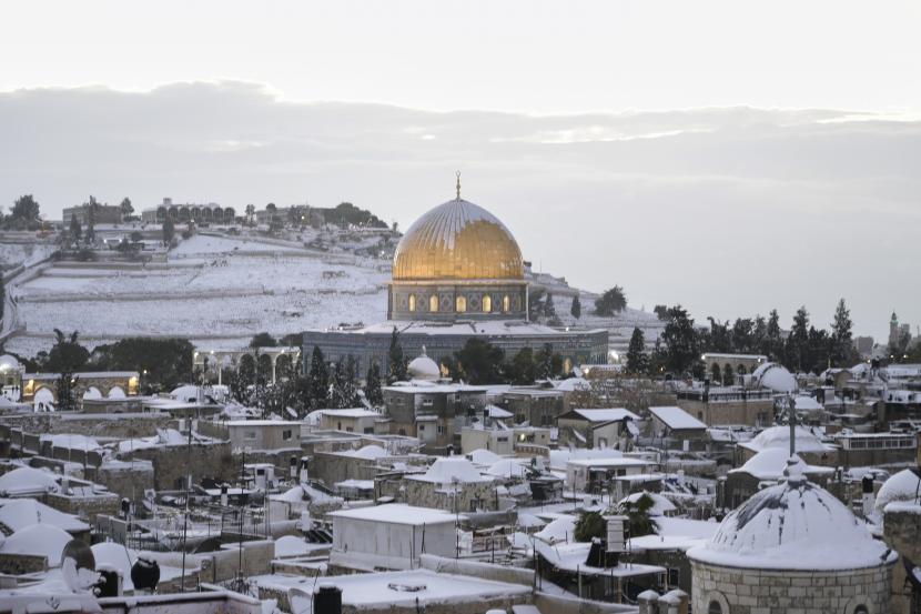 Salju menutupi Masjid Kubah Batu di kompleks Masjid Al Aqsa di Kota Tua Yerusalem, Kamis, 27 Januari 2022. Pemimpin Muslim Palestina Surati Raja Charles III, Tolak Kedubes Inggris Dipindah