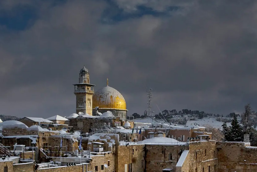 Salju menyelimuti kawasan Masjid Al-Aqsa di Yerusalem Palestina. Masjid Al-Aqsa di Palestina mempunyai kedudukan vital dalam sejarah Islam  