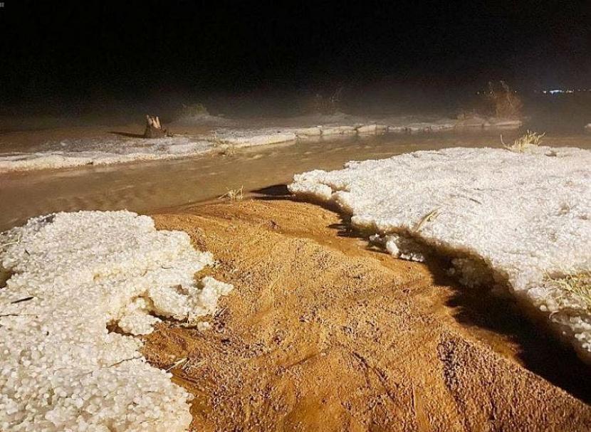 Gurun Arab Saudi Berubah Jadi Hamparan Salju. Salju terlihat di Kota Hail, Arab Saudi.