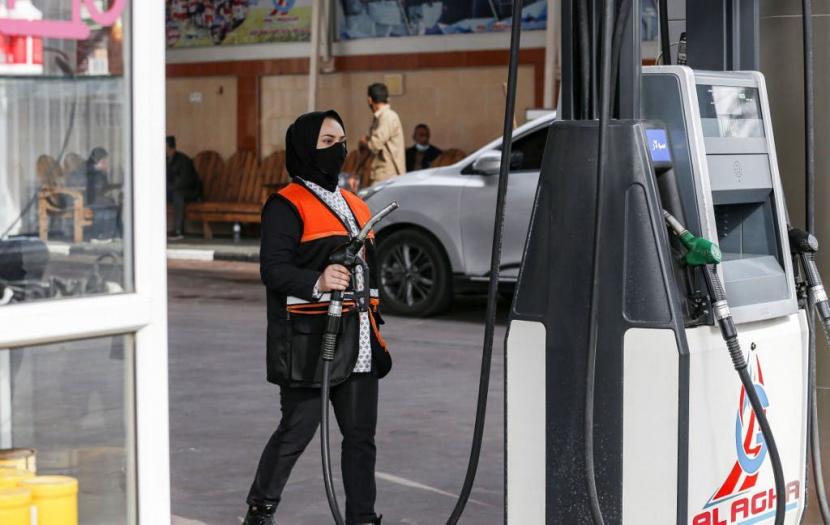 Salma al-Najjar (15 tahun), petugas pom bensin perempuan di Jalur Gaza. Dia adalah petugas pom bensi perempuan pertama di Gaza.