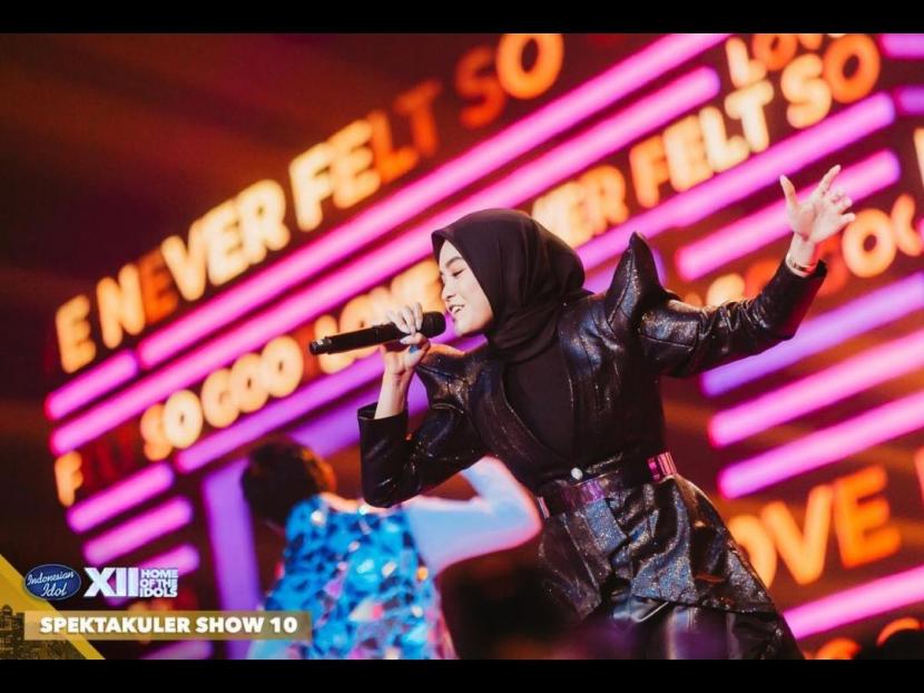 Salma Salsabila yang menjadi juara Indonesian Idol XII.