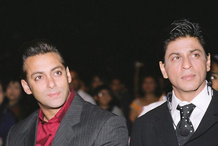 Shahrukh Khan dan Salman Khan Berpelukan di Acara Buka Puasa