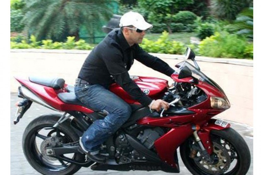 Salman Khan sedang mengendarai motor