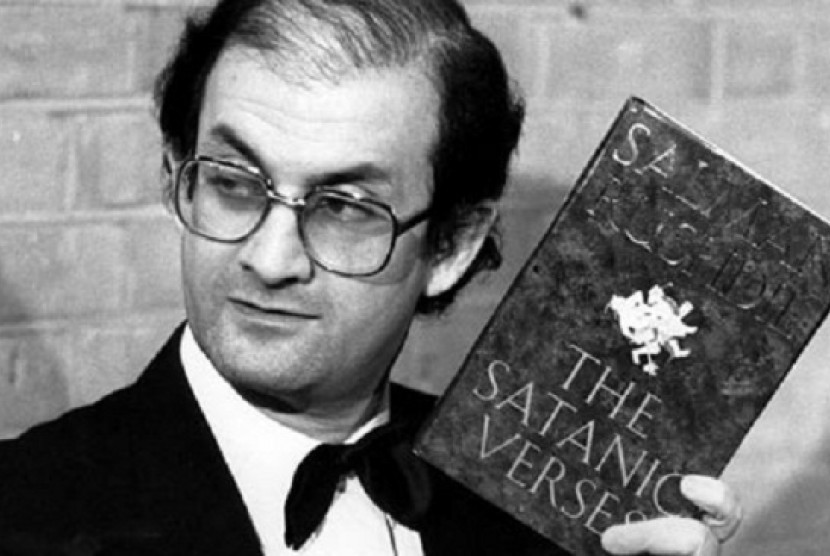 Salman Rushdie dan buku kontroversialnya, The Satanic Verses.