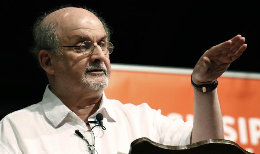 Salman Rushdie. Salman Rushdie menghina secara jelas Islam dan Rasulullah Muhammad SAW 