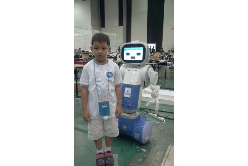 Salman Trisnadi Wajrasena, murid kelas 1 SD Prestasi Global, juara pertama lomba robotic internasional di Korea Selatan, 5-9 Agustus 2015.