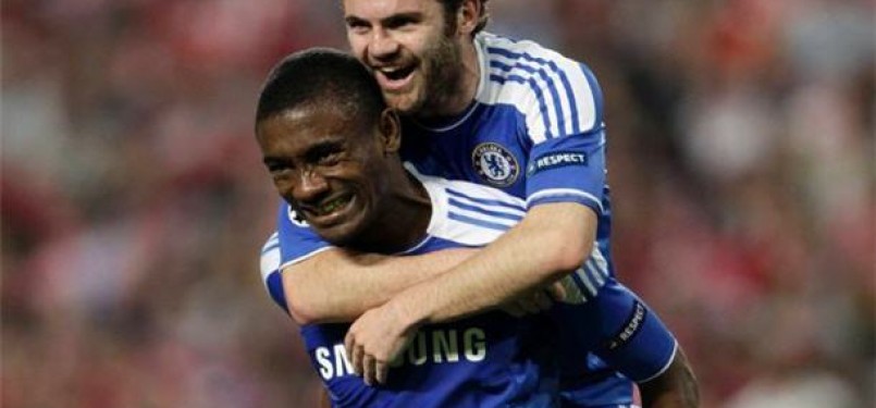 Salomon Kalou menggendong Juan Mata.