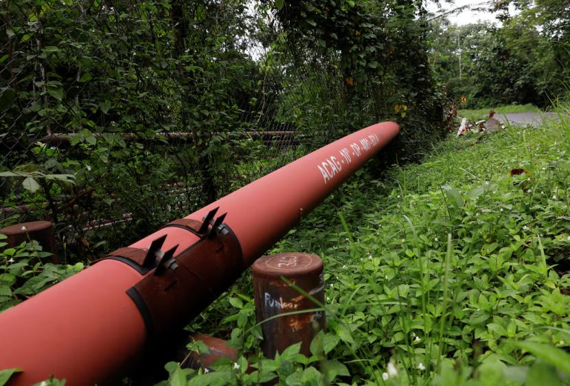 Saluran pipa minyak di Amazon Yasuni, Via Auca, Provinsi Orellana, Ekuador 28 Juli 2023.